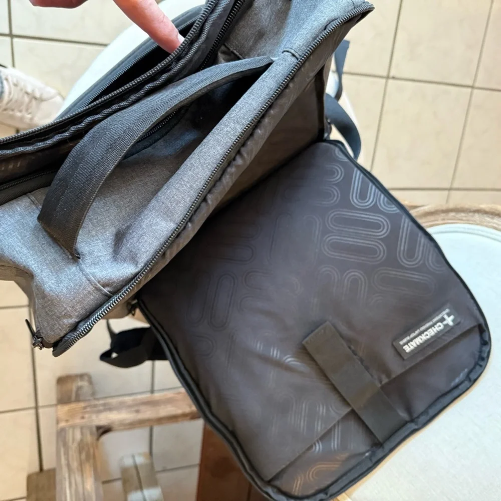 Elleven Sleek Gray Backpack with Padded Straps and Urban Style - Picture 5 of 8